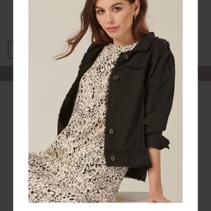 Charlie Paige Curvy, Linen Blend Fryaed Fringe Jacket
Size M